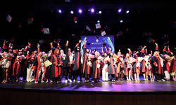 İletişim fakültesi mezunlarını uğurladı