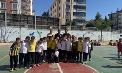 Müdür Özcan sahaya indi