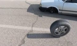 Seyir halindeki otomobilin lastiği yerinden çıktı