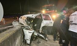 Otomobil beton bariyerlere çarptı