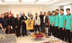 Şampiyonluk kupasını Fatma Şahin’e götürdüler