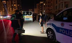 Savrulan araç inşaat çukuruna uçtu