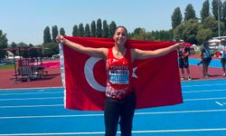 Simanur bronz madalya ile döndü