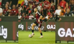 Ayağının tozuyla oynadı