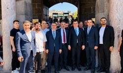 Eş zamanlı sahaya indiler