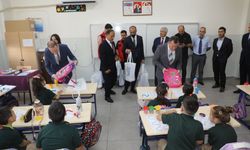 Nizip’te öğrencilere çanta desteği