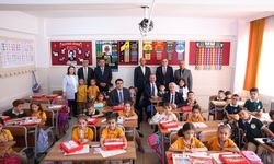 Umut Yılmaz’dan öğrencilere yeni yıl hediyesi