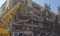 50 yıllık binada yıkım çalışması