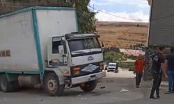 Freni boşalan kamyon eve çarparak durabildi