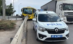 Halk otobüsü demir bariyerlere çarptı