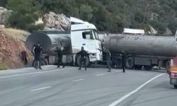 Tankerler çarpıştı, tonlarca yakıt yola döküldü