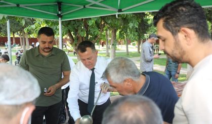 Başkan Doğan aşure dağıttı