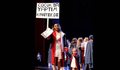Mezuniyetini kızıyla kutladı