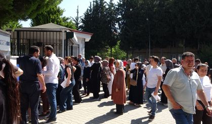 Öğrenciler içerde, veliler dışarda ter döktü