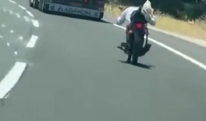 Trafikte tehlikeli motosiklet yolculuğu