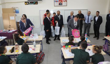 Nizip’te öğrencilere çanta desteği