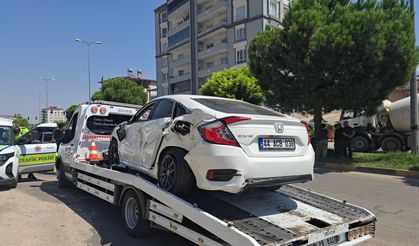 Otomobil ile beton mikseri çarpıştı