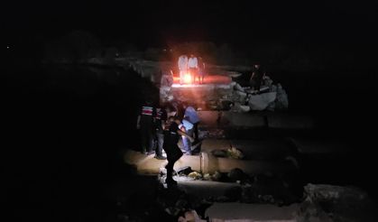Yıkık köprüde mahsur kaldılar