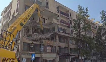 50 yıllık binada yıkım çalışması