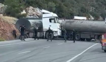 Tankerler çarpıştı, tonlarca yakıt yola döküldü