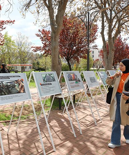 Üniversitede Doğu Türkistan sergisi