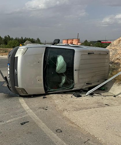 Viraja hızlı giren aracı 'DUR' tabelası durdurdu