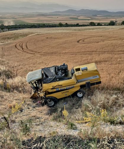 Biçerdöver ile otomobil çarpıştı