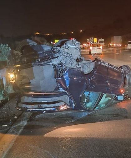 Otomobil bariyerlere çarptı