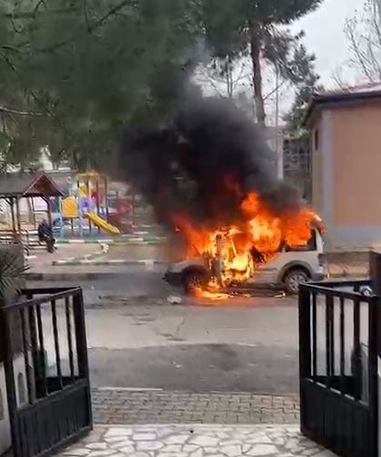 Ticari araç park halindeyken yandı