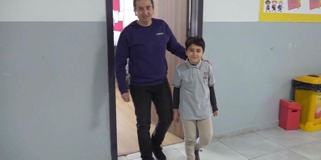 Öğrencisini heimlich manevrasıyla kurtardı