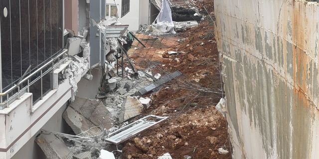 Yağış istinat duvarını yıktı