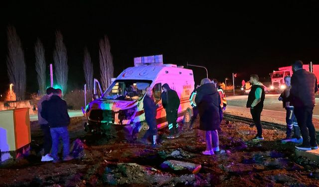 Ambulans İle Otomobil Çarpıştı: 9 Yaralı
