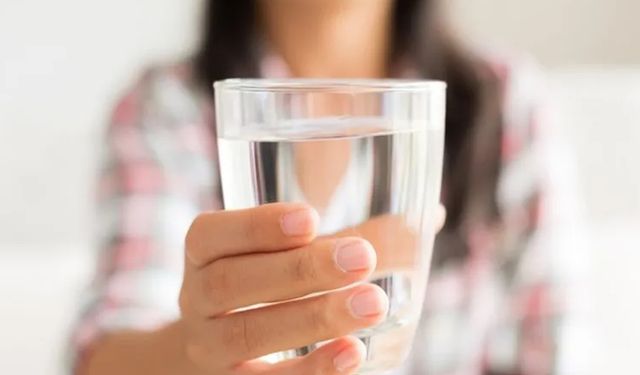 Suyu yanlış içmek mide kramplarına sebep oluyor!