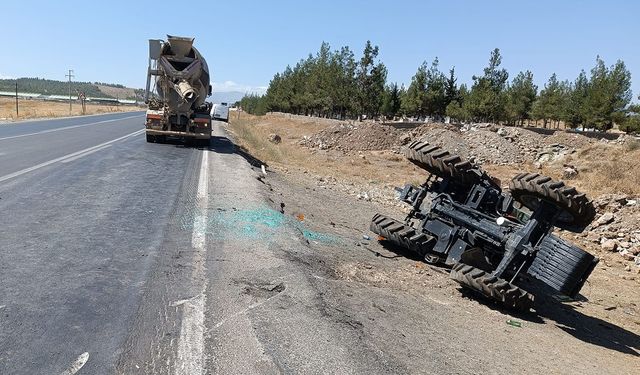 Beton mikseriyle traktör çarpıştı