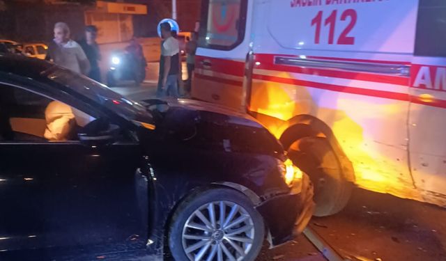 Ambulans otomobil ile çarpıştı