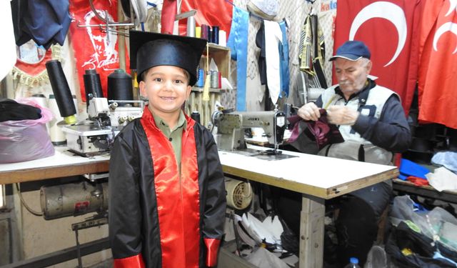 60 yıldır cübbe dikiyor