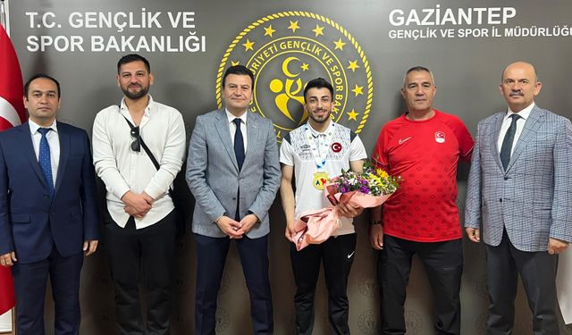 Halil Akgül çiçeklerle karşılandı
