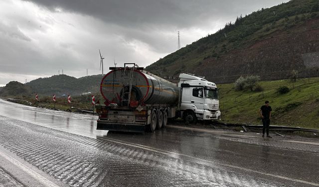 Kontrolden çıkan tanker bariyerlere çarptı