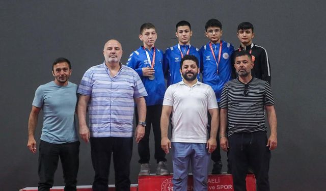 Güreşte 4 sporcu madalya aldı