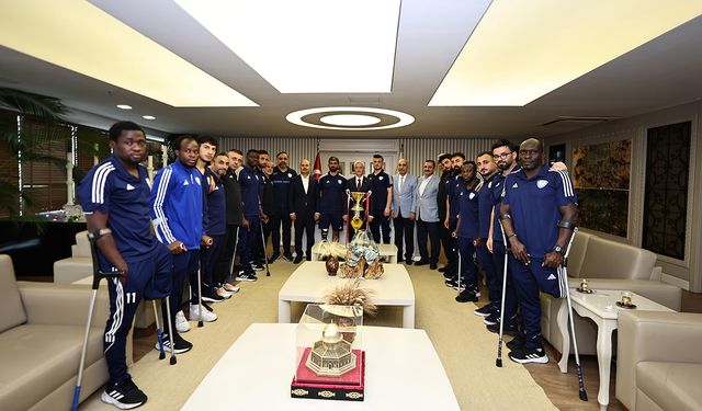 Şampiyonlar kupayı başkanlarına getirdi