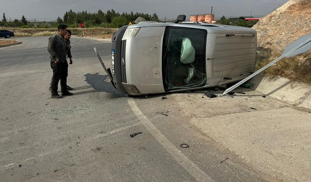 Viraja hızlı giren aracı 'DUR' tabelası durdurdu