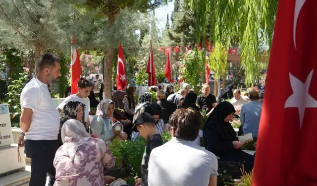 Bayram öncesi şehitliklere akın