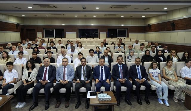 Vali başarılı öğrencilerle buluştu