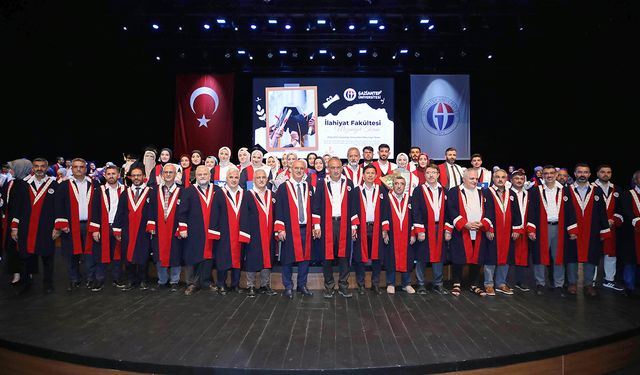 İlahiyat fakültesi mezunlarını verdi