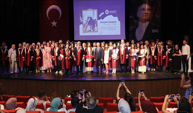 Mimarların mezuniyet sevinci