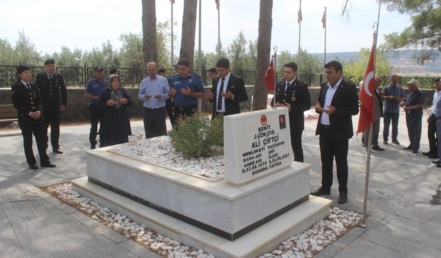 Şehitlikte duygusal anlar
