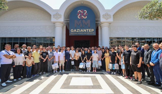 Şahin'den başarılı öğrencilere süper jest