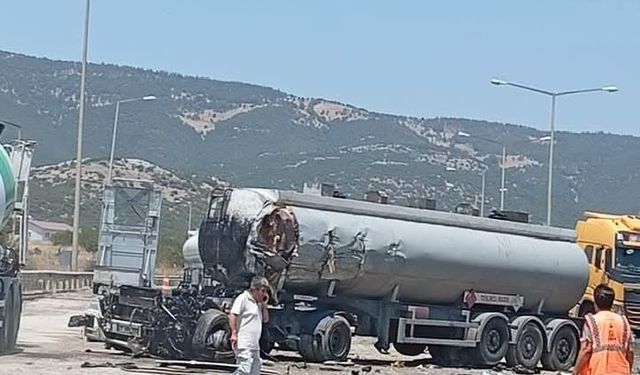 Tanker ile kamyon kafa kafaya çarpıştı