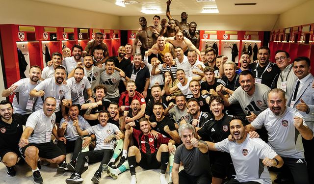 İlk galibiyet pozu
