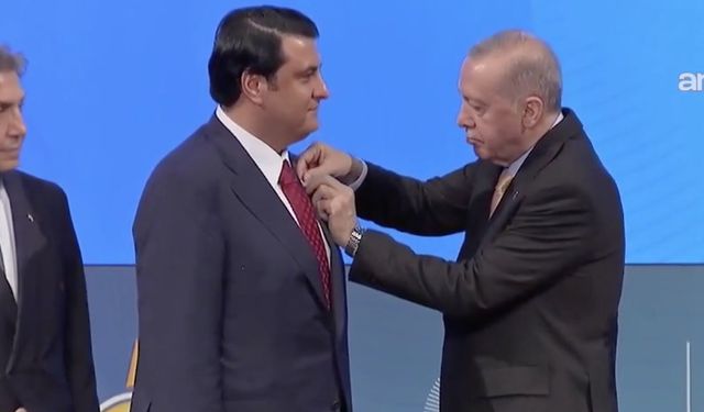 ROZETİNİ ERDOĞAN TAKTI